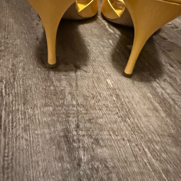 Manolo Blahnik Yellow Patent Leather Open-Toe Mules with Folded Vamp - Picture 4 of 6